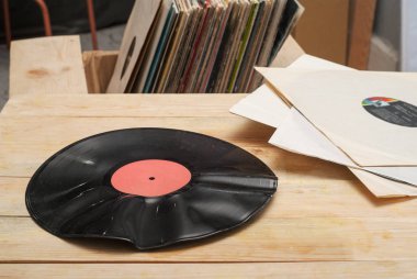 Görüntü eski vinil topluluğu tarz retro ahşap arka plan üzerinde kollu LP kayıt. Vinil kayıtları toplama tarama. Müzik arka plan. Kopya alanı