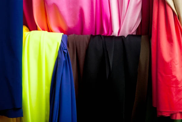 Doek van verschillende kleuren op de markt — Stockfoto