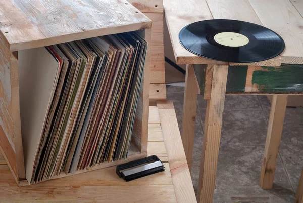 Disque vinyle avec espace de copie devant une collection — Photo
