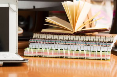 Ofis resepsiyon masası ile bilgisayar, sağlar. Metin için yer kopyalayın