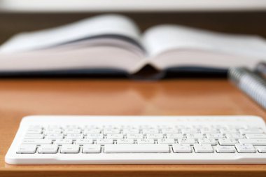 Ofis resepsiyon masası ile bilgisayar, sağlar. Metin için yer kopyalayın