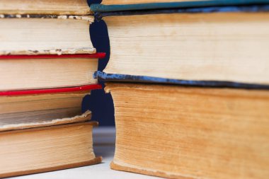 Ahşap masa üzerinde ciltli kitap yığını. Okula dönüş. Kopya alanı