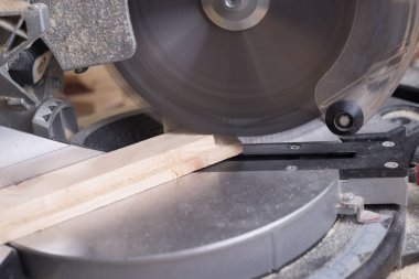 Ahşap masada talaşlı marangoz aletleri. Dairesel Testere.