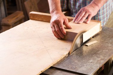 Ahşap masada talaşlı marangoz aletleri. Dairesel Testere.