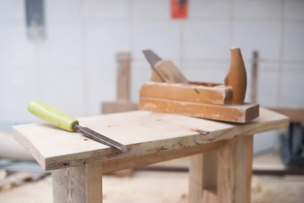 Herramientas de carpintería sobre fondo de mesa de madera. Copiar espacio — Foto de Stock