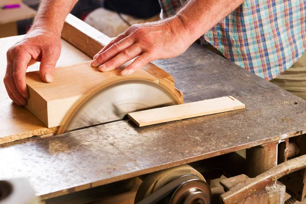 Zimmermannswerkzeug auf Holztisch mit Sägemehl. Kreissäge. — Stockfoto