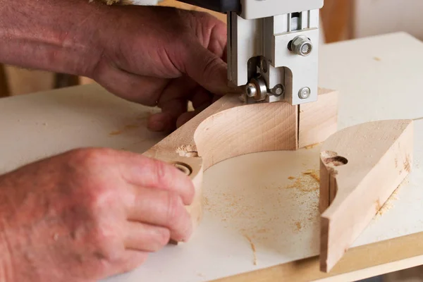 Timmerman gereedschap op houten tafel met zaagsel. Cirkelzaag. — Stockfoto