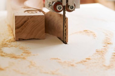 Ahşap masada talaşlı marangoz aletleri. Dairesel Testere.