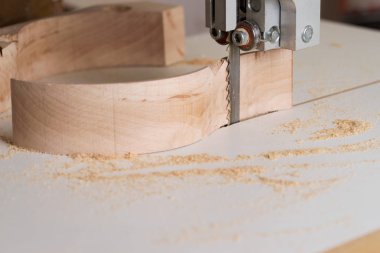 Ahşap masada talaşlı marangoz aletleri. Dairesel Testere.