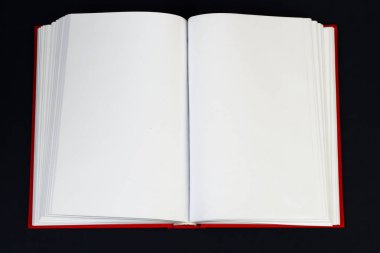 Açık kitap masada. Okula dönüş. Kopya alanı