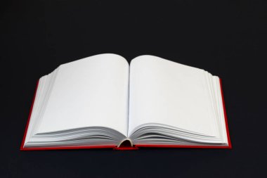 Açık kitap masada. Okula dönüş. Kopya alanı