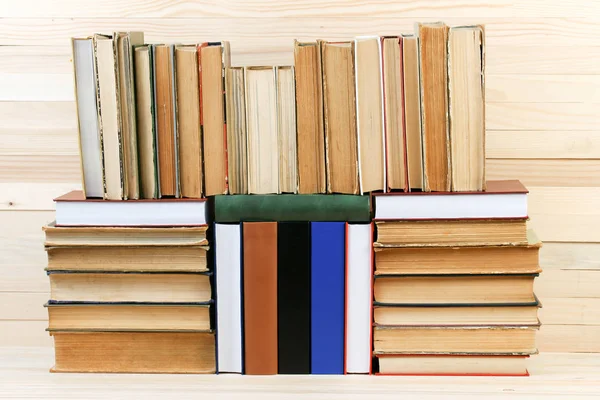 Stapel gebundene Bücher auf einem Holztisch. Zurück zur Schule. — Stockfoto