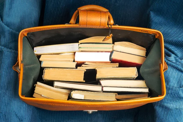 Empilement de carnets rigides dans une vieille valise avec . — Photo