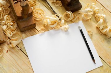 Beyaz sayfa üzerinde talaş ile marangoz aletleri için ahşap masa.