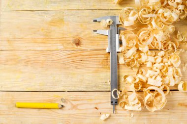 Ahşap masa arka plan talaş ile araçlarda bir marangoz. Kopya alanı