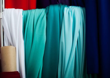 Piyasada çeşitli renkler kumaştan