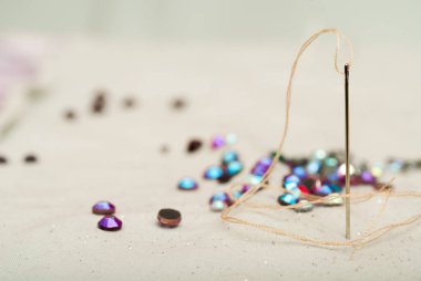 Workroom terzi iş parçacığında bir iğneyle detay