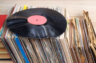 Görüntü eski vinil topluluğu tarz retro ahşap arka plan üzerinde kollu LP kayıt. Vinil kayıtları toplama tarama. Müzik arka plan. Kopya alanı