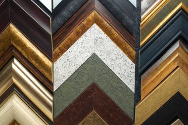 Çerçeve dükkanda çalışan usta.