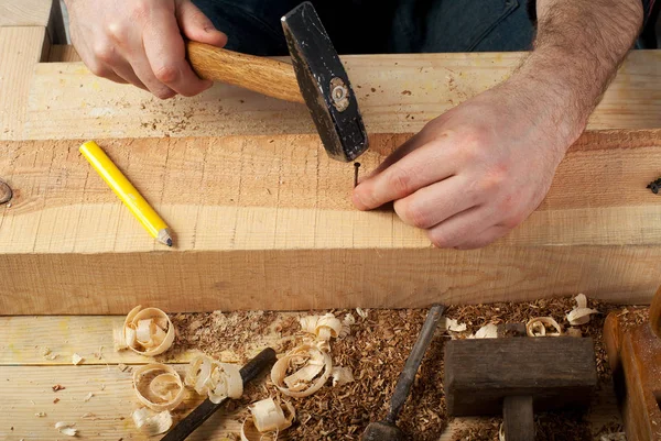 Herramientas de carpintería sobre fondo de mesa de madera. Vista superior. Copiar espacio — Foto de Stock