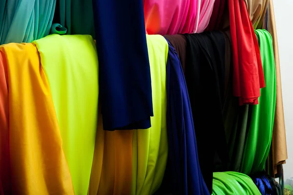 Paño de varios colores en el mercado — Foto de Stock