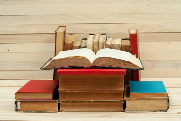 Montón de libros. Libro abierto, libros de tapa dura sobre mesa de madera. El conocimiento es importante. Copiar espacio — Foto de Stock
