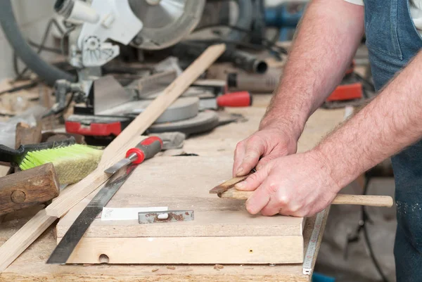 Timmerman tools op houten tafel met zaagsel. Cirkelzaag. Snijden van een houten plank — Stockfoto
