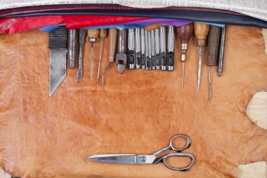 Deri el sanatları araçlar arka plan üzerinde. Usta çalışma masası.