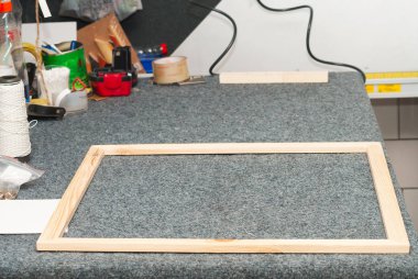 Çerçeve çerçeve dükkanda çalışan usta. Kare açı tutan profesyonel çerçevecisi el. Üstten Görünüm. Kopya alanı