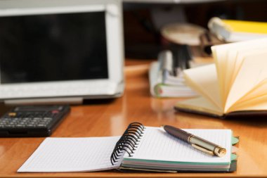 Bilgisayar, hesap makinesi, malzemeleri ile ofis resepsiyon masası. Metin için yer kopyalayın