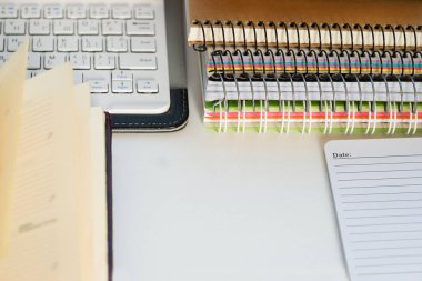 Ofis resepsiyon masası ile bilgisayar, sağlar. Metin için yer kopyalayın