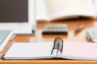 Ofis resepsiyon masası ile bilgisayar, sağlar. Metin için yer kopyalayın