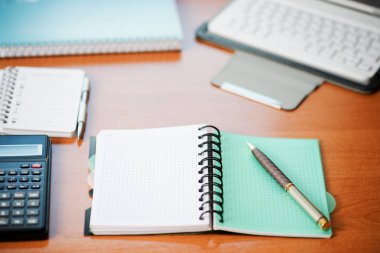 Bilgisayar, hesap makinesi, malzemeleri ile ofis resepsiyon masası. Metin için yer kopyalayın