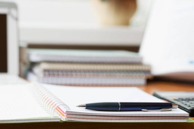 Ofis resepsiyon masası ile bilgisayar, sağlar. Metin için yer kopyalayın