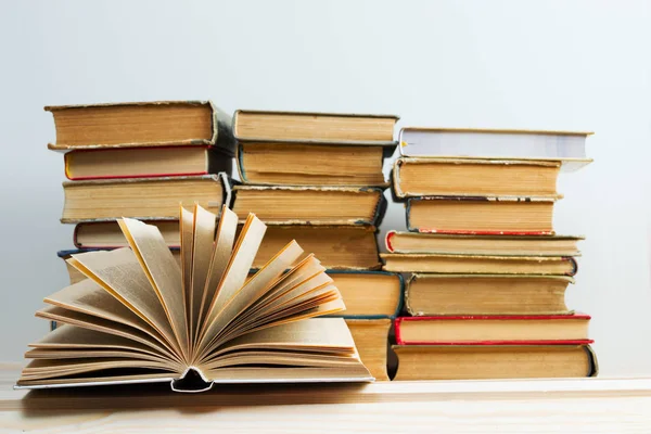 Libro abierto, pila de libros de tapa dura en la mesa . — Foto de Stock