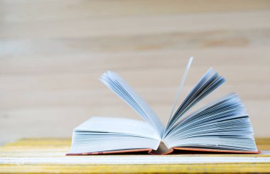 Ahşap masa üzerinde açık bir kitap. Okula dönüş. Kopya alanı