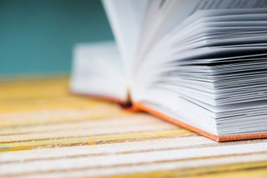 Ahşap masa üzerinde açık bir kitap. Okula dönüş. Kopya alanı