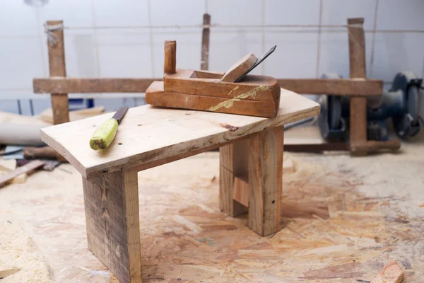 Ferramentas de carpinteiro no fundo da mesa de madeira. Espaço de cópia — Fotografia de Stock