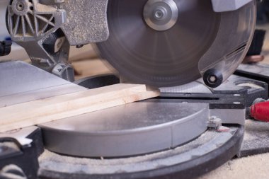 Ahşap masada talaşlı marangoz aletleri. Dairesel Testere.