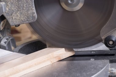 Ahşap masada talaşlı marangoz aletleri. Dairesel Testere.