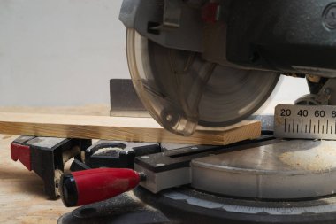 Ahşap masada talaşlı marangoz aletleri. Dairesel Testere.