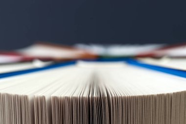 Açık kitap, ciltli kitap yığını. Okula dönüş. Kopya alanı