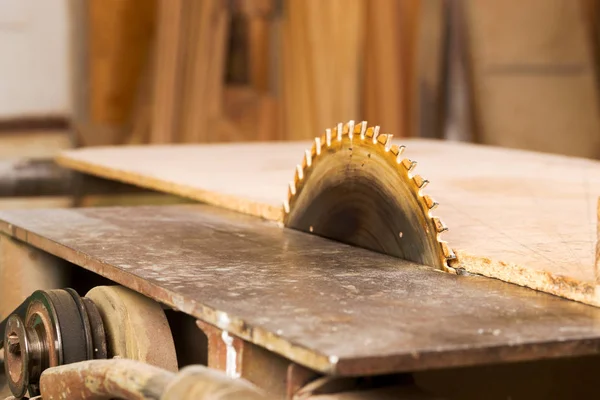 Herramientas de carpintería sobre mesa de madera con serrín. Sierra circular. Carpintero lugar de trabajo vista superior — Foto de Stock