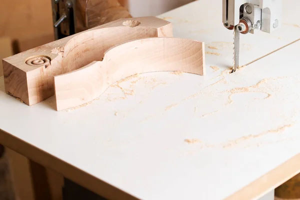 Zimmermannswerkzeug auf Holztisch mit Sägemehl. Bandsäge, um eine komplizierte Form in ein Stück Holz zu schneiden. — Stockfoto