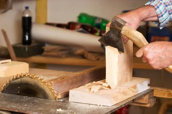 Timmerman tools op houten tafel met zaagsel. Cirkelzaag. bovenaanzicht van de werkplek — Stockfoto