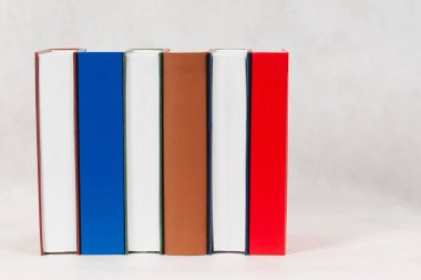 Ahşap masa üzerinde ciltli kitap yığını. Okula dönüş.
