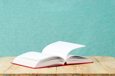Ahşap masa üzerinde açık bir kitap. Okula dönüş. Kopya alanı