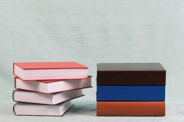 Trave inbundna böcker på blå bord. Tillbaka till skolan. Kopiera utrymme — Stockfoto