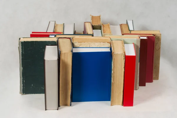 Pila di libri rigidi su tavolo di legno. Ritorno a scuola . — Foto Stock