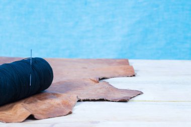 Deri el sanatları araçları ahşap arka plan üzerinde. Deri craftmans çalışma masası. Çalışma tablosu gizle ve çalışma el yapımı araçları parçası